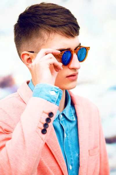 Hombre con estilo con corte de pelo hipster —  Fotos de Stock