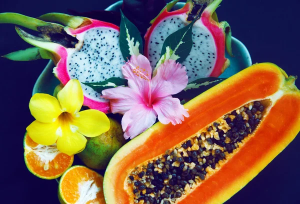 Plate with papaya tangerine and dragon fruits — Stock Photo, Image