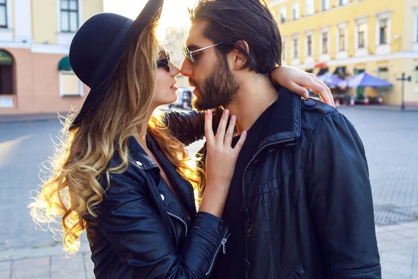 Elegante sexy casal beijos no por do sol — Fotografia de Stock