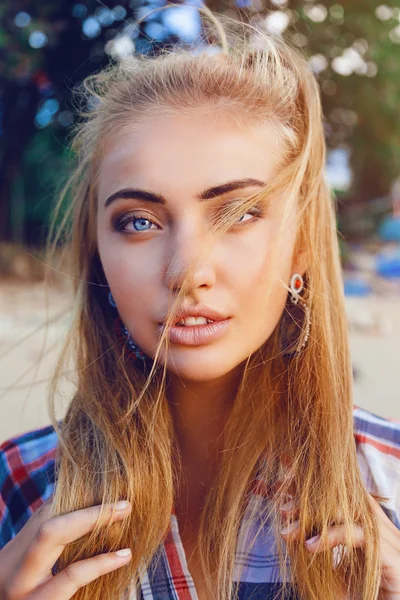 Sensual portrait of beautiful blonde girl — Stockfoto