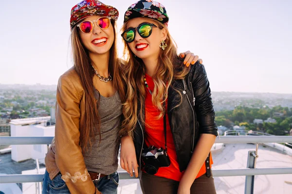 Estilo de vida al aire libre retrato de dos niñas — Foto de Stock