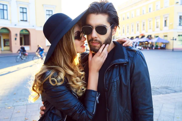 Couple amoureux câlins dans la rue de la ville — Photo