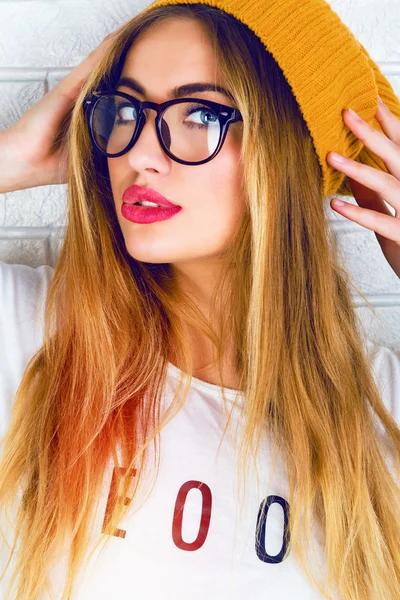 Elegante ragazza hipster in occhiali e cappello — Foto Stock