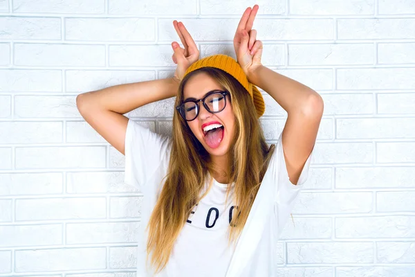 genç kız duygu yapıyor