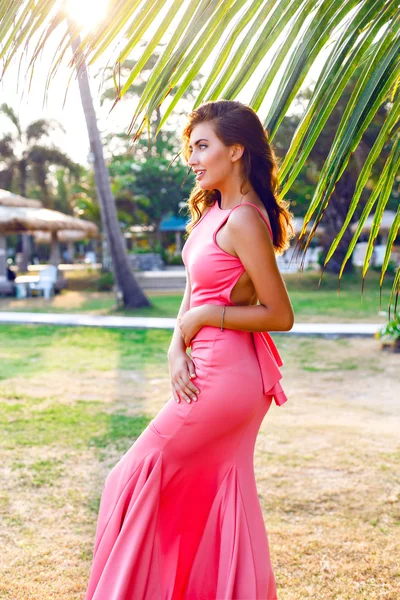 Retrato de verano de una chica morena sonriente —  Fotos de Stock