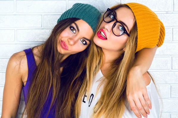 Портрет двух молодых хипстерских девушек — стоковое фото