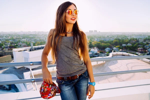 Chica elegante posando en el techo — Foto de Stock