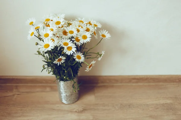 Stříbrnou vázu s bílým chamomiles — Stock fotografie