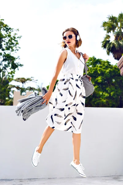 Woman jumping and having fun on the street — Stock fotografie