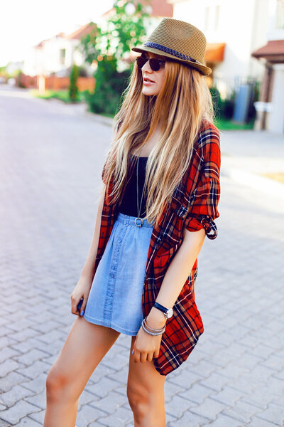 Девушка-хипстер позирует на улице
