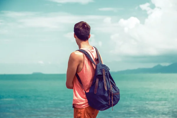Jovem viajante homem com mochila — Fotografia de Stock