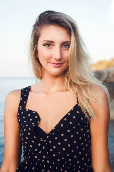 Close up portrait of smiling blond woman — Stock fotografie