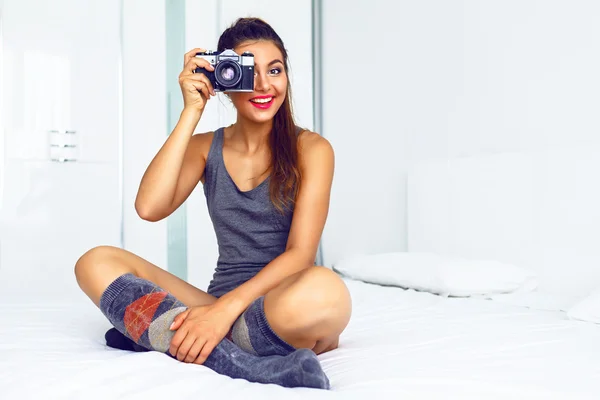 Woman take pictures on retro camera — Stock Photo, Image