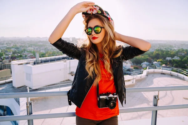 Outdoor portrait of stylish photographer girl — Stock Photo, Image