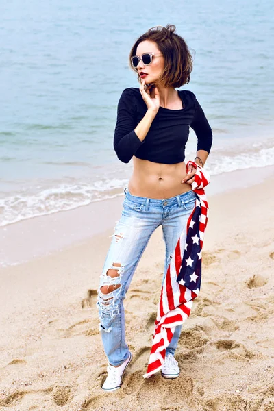 Belle femme posant sur la plage de l'île — Photo