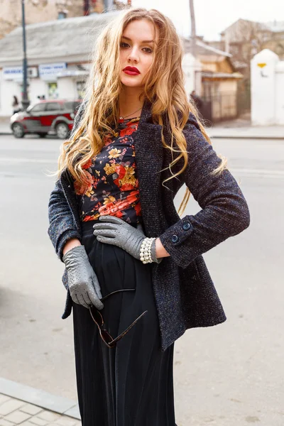 Femme élégante posant dans la rue — Photo