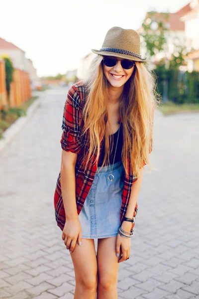 Hipster girl posing on the street — Stock Photo, Image