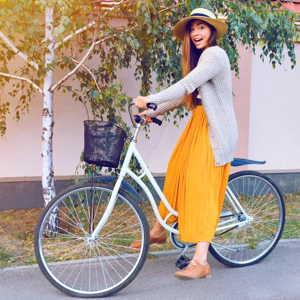 Menina com sua bicicleta hipster retro — Fotografia de Stock