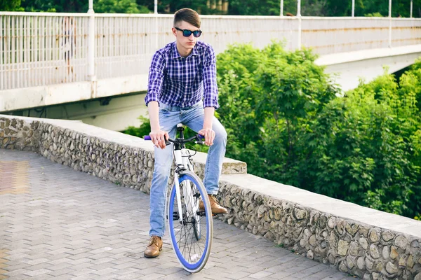 Homem posando em sua bicicleta elegante — Fotografia de Stock