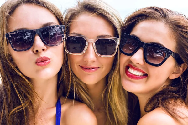 Portrait of girls wearing sunglasses — Stok fotoğraf