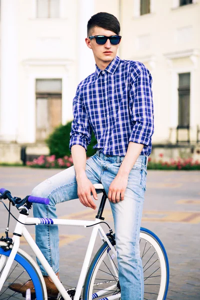 Homem posando em sua bicicleta elegante — Fotografia de Stock