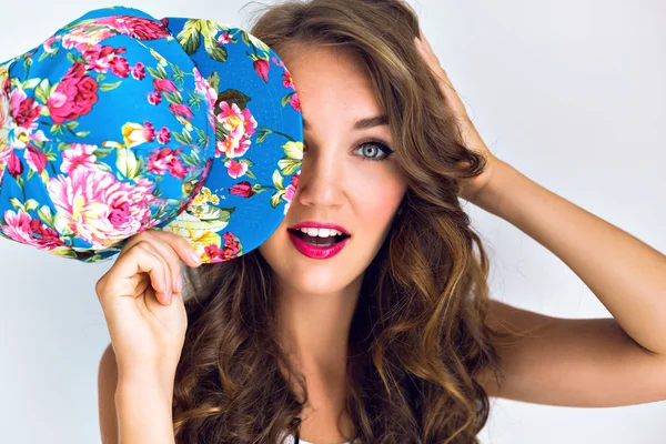 Mujer cerró su ojo gorra floral — Foto de Stock