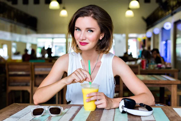 Vacker kvinna poserar på café — Stockfoto