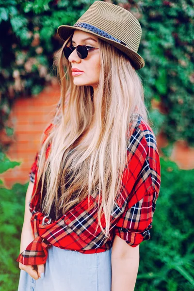 Хипстерская девушка в ретро шляпе и солнцезащитных очках — стоковое фото