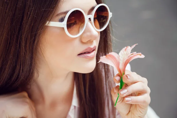 Meisje poseren in zomerdag met bloem — Stockfoto