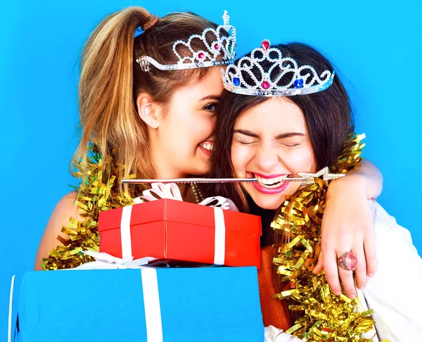 Funny girls at holiday night party — Stockfoto