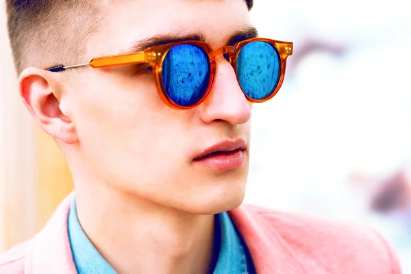 Стильный мужчина в зеркальных солнцезащитных очках — стоковое фото