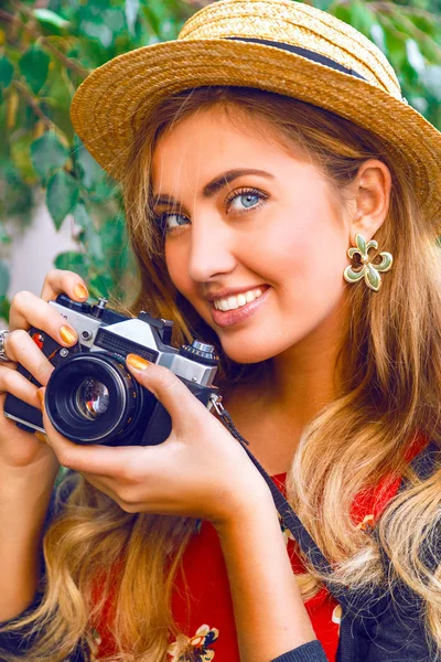Girl holding retro hipster camera — Stock Photo, Image