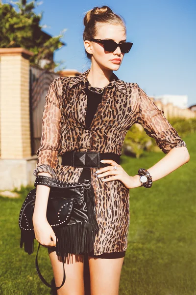 Retrato al aire libre de hermosa mujer con estilo — Foto de Stock