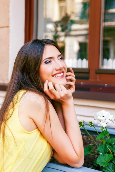 Menina sorrindo posando perto da janela — Fotografia de Stock