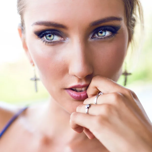 Beautiful woman with bright sexy make up — Stok fotoğraf