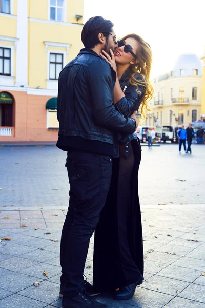 Par i kärlek kramar på gatan — Stockfoto