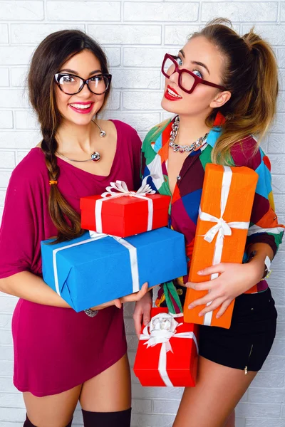 Girls friends holding birthday presents — Stock Photo, Image