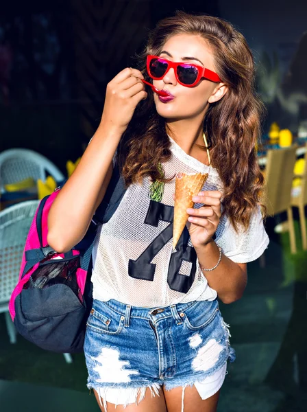 Hipster donna mangiare gelato — Foto Stock