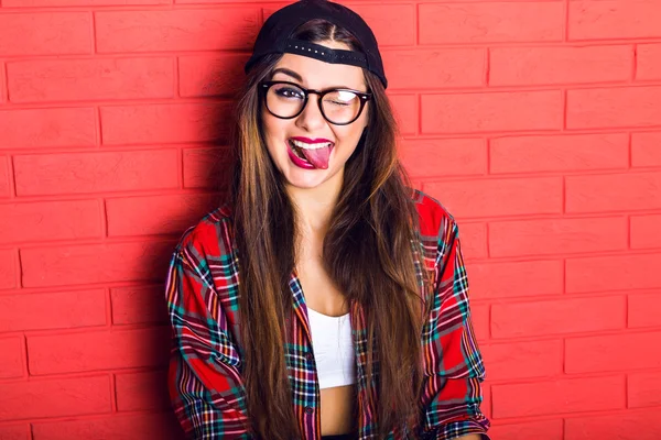 Hipster fille montrant langue et clin d'oeil — Photo