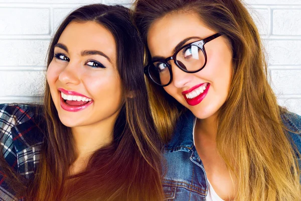 Dos chicas jóvenes hipster divertido — Foto de Stock