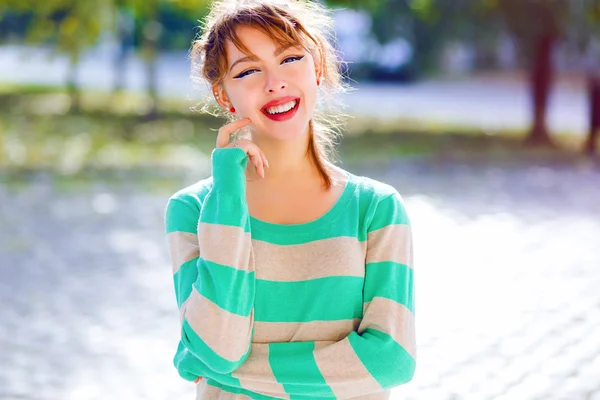 Asiático chica posando en la ciudad parque — Foto de Stock