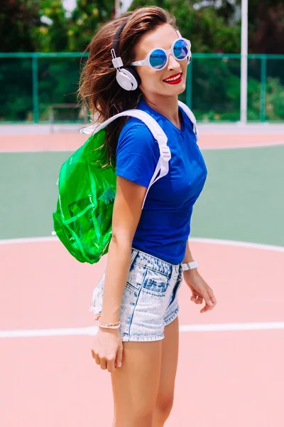 Mujer posando en campo de deportes —  Fotos de Stock