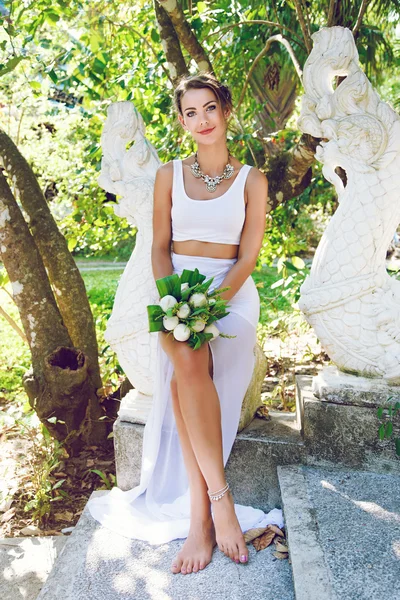 Fashion portrait of young pretty bride — Stock Photo, Image