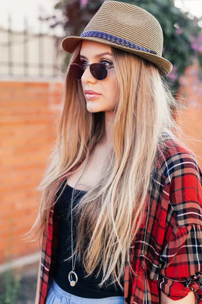Joven rubia hipster chica posando al aire libre — Foto de Stock