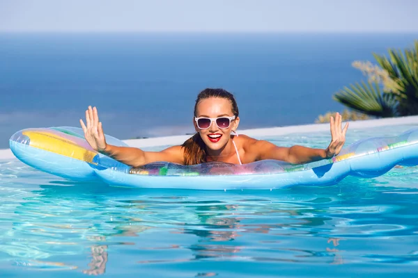 Mujer en bikini divirtiéndose en la piscina — Foto de Stock