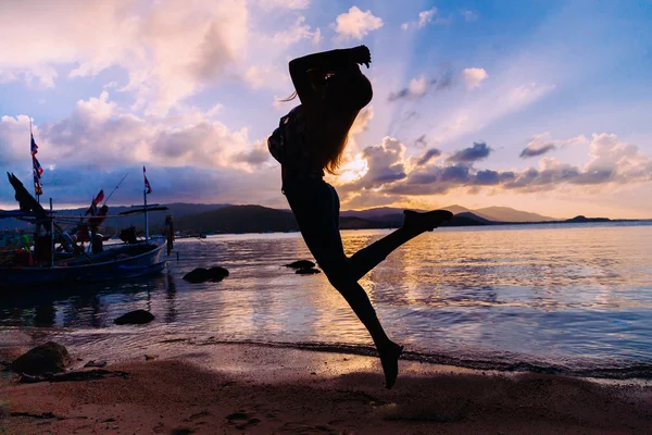 Mujer saltando y bailando al atardecer brillante — Foto de Stock