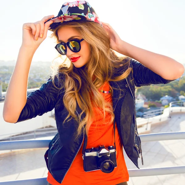 Blonde woman posing in the roof — Stock Photo, Image