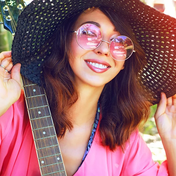 Mulher posando no jardim com guitarra — Fotografia de Stock