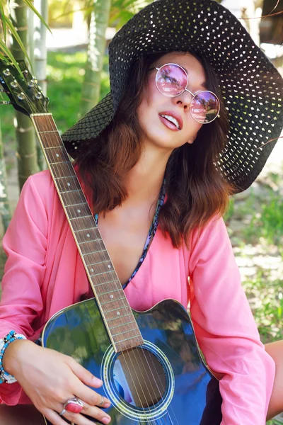 기타와 함께 정원에서 포즈를 취하는 여자 — 스톡 사진