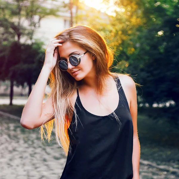 Bonita mujer posando en el parque — Foto de Stock